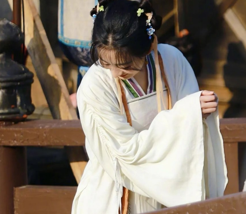 赵灵儿|新版《仙剑》路透遭吐槽，赵灵儿被指像丫鬟，李逍遥长相没辨识度