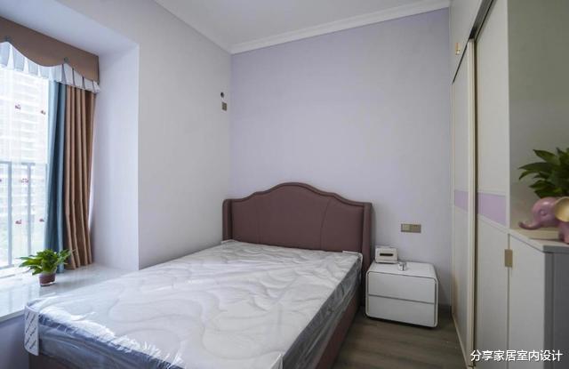 他家103平新房,墙面贴瓷砖很耐脏,厨房门两侧打柜子很实用!