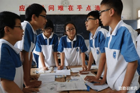 发型 初中生“发型标准”出新规，男生可以勉强接受，女生看后心态崩了
