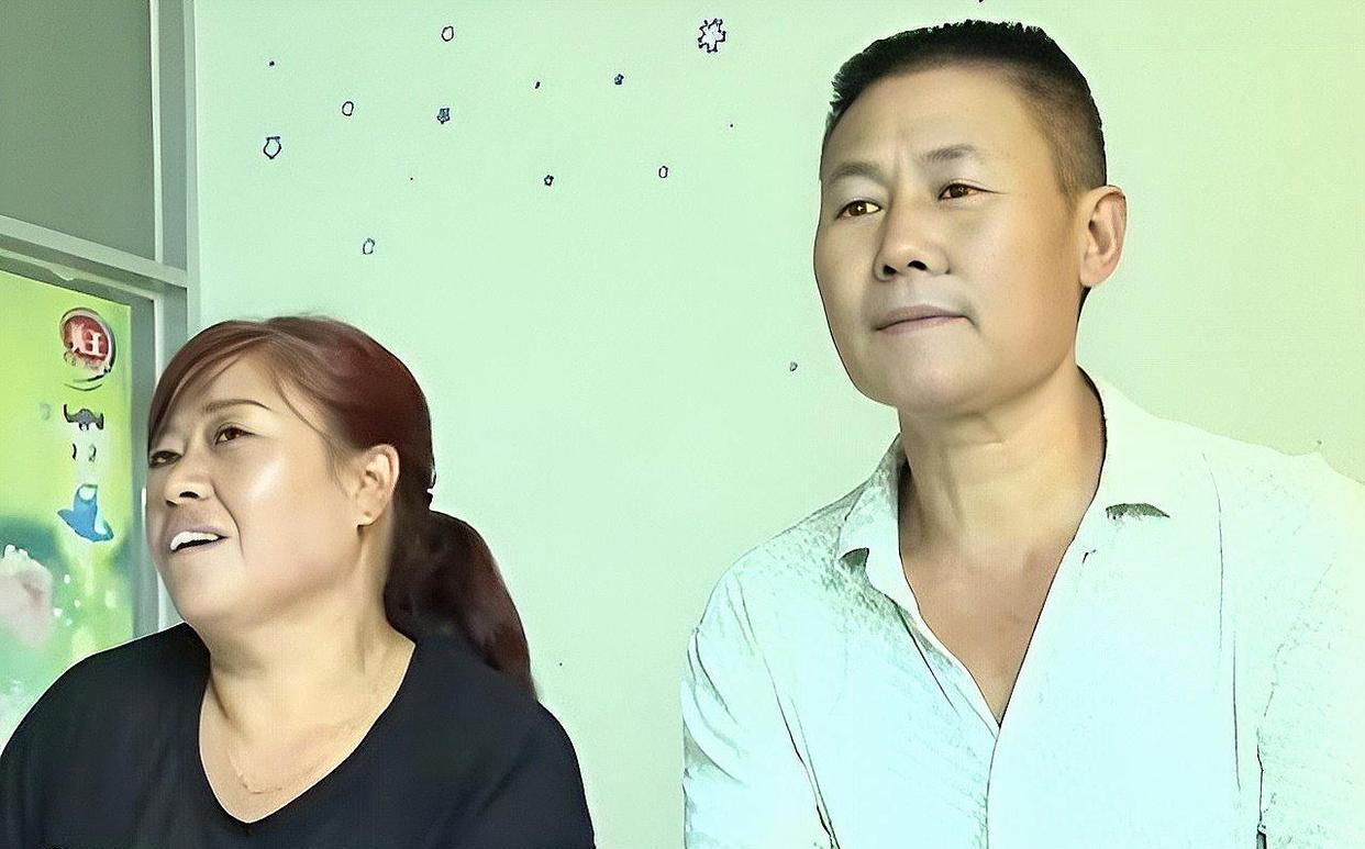 2017年，男孩被拐17年后终相聚，认亲现场养母发话：回来继承家业