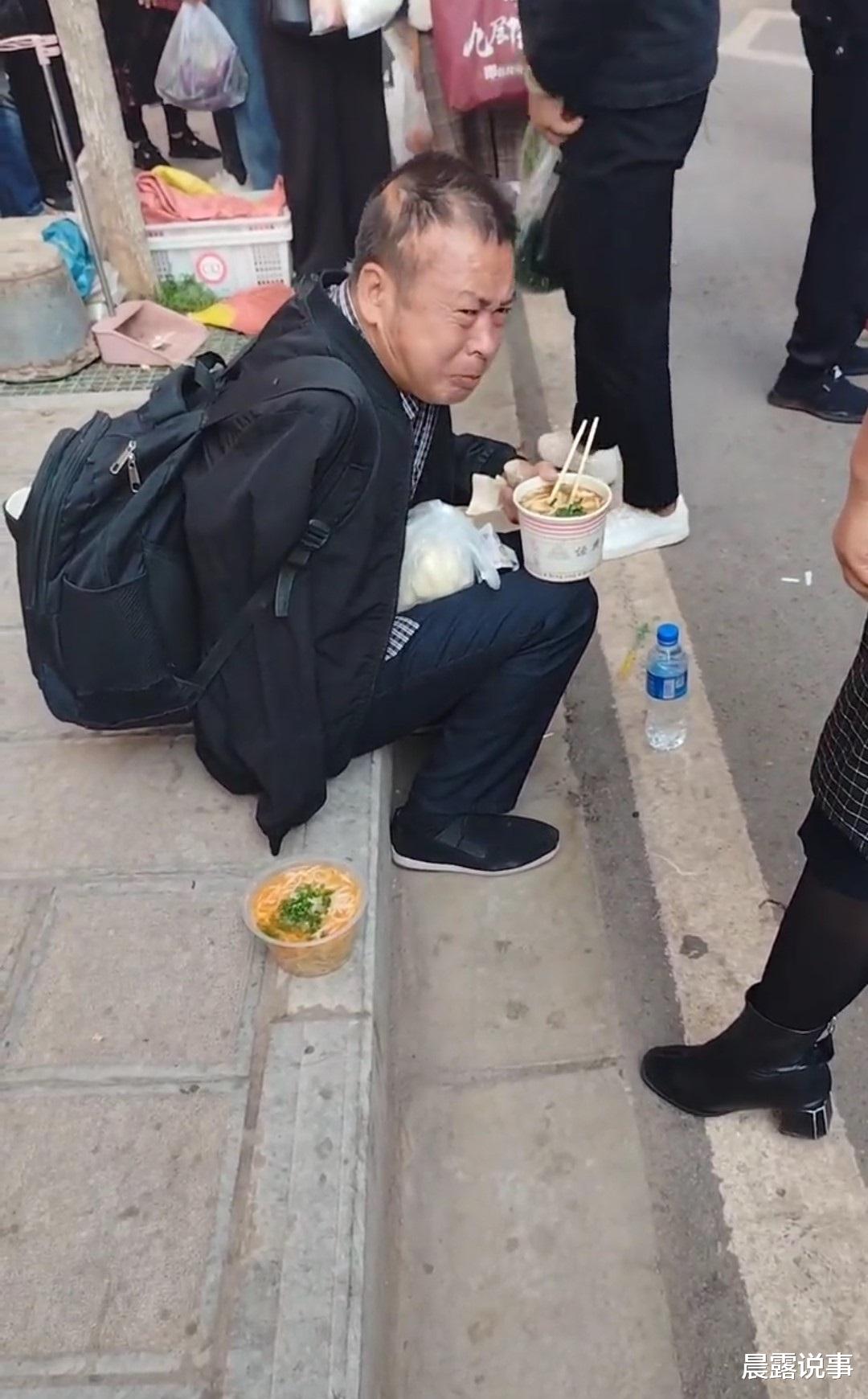云南:男子饿晕在路边后大家送钱送面,网友:骗子来的?