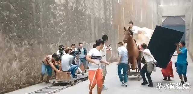 唐嫣|吃空气、假开车、骑假马、戴假肩胛骨，内娱明星拍戏有啥是真的？