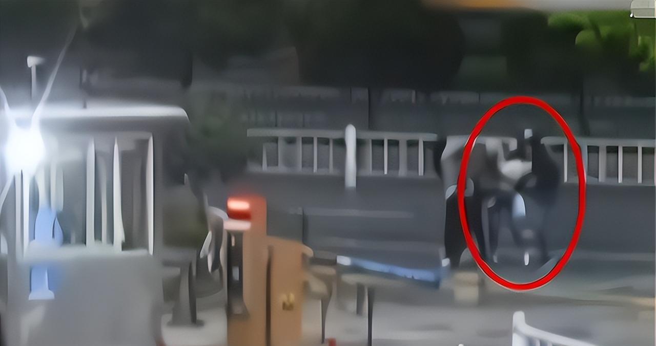 纪实:小伙因为长得太帅,被3名女子强行拖上车,他女友只能站着