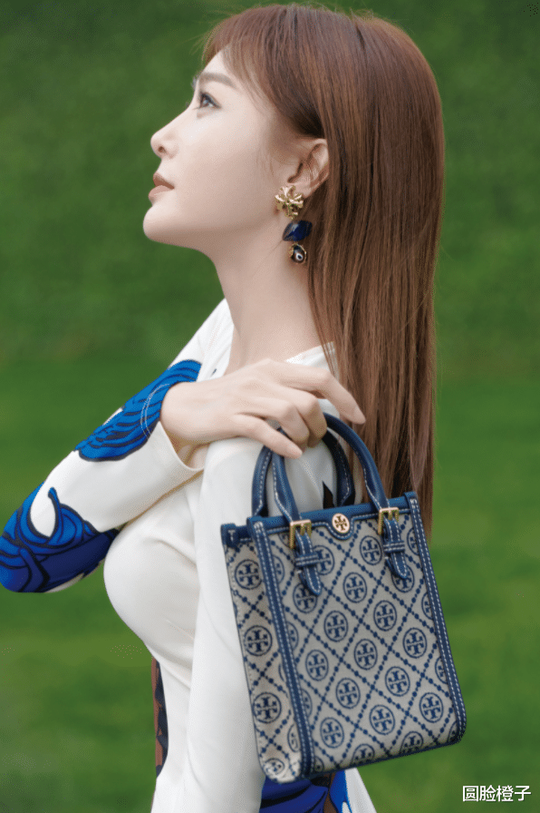 穿衣搭配|很喜欢秦岚的气质！紧身花纹连衣裙配大衣，看身材就知道她多自律