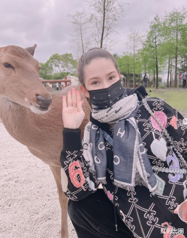 昆凌|周杰伦自曝三胎是女儿！昆凌孕晚期肚大如箩，穿紧身裤双腿又长又细