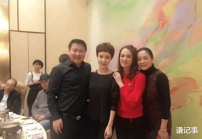 章子怡|金巧巧太大胆了,居然把章子怡陈红的素颜照直接发出来,她自己化着精致的妆容