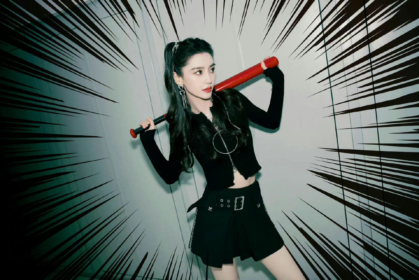 减脂 Angelababy棒球写真来袭，双马尾造型挥舞姿势好酷，漫画女主登场