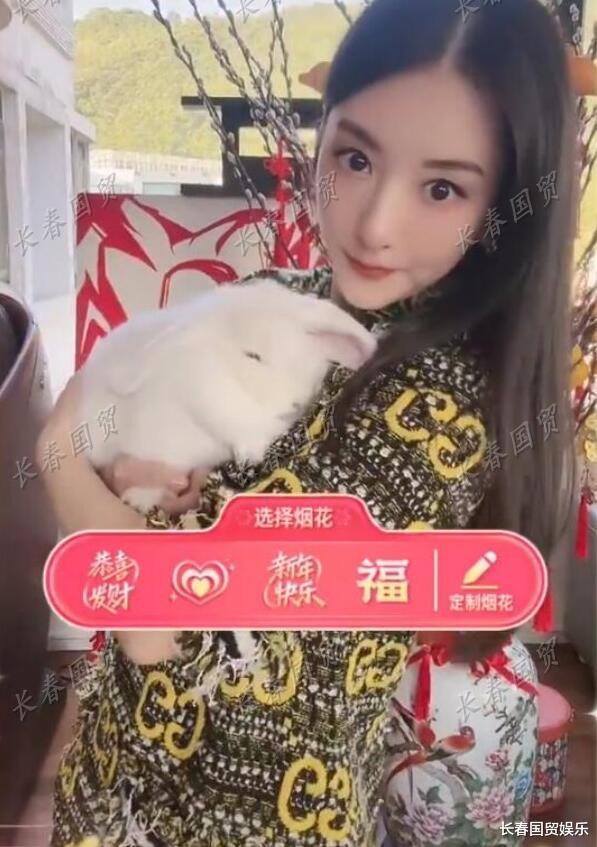 无名|郭富城娇妻新年送祝福,身材臃肿腹部微凸被疑怀三胎