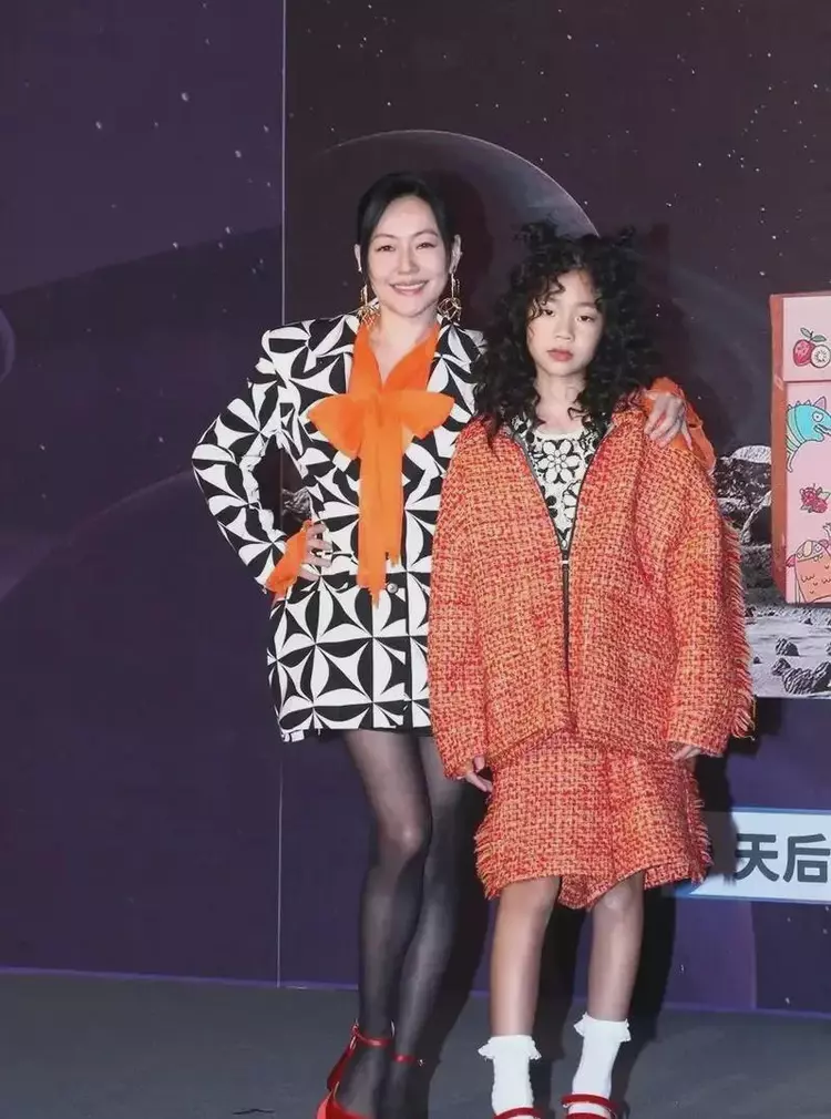 小S|小S小女儿才是真正的明星脸，10岁就烫爆炸头，美得太高级了