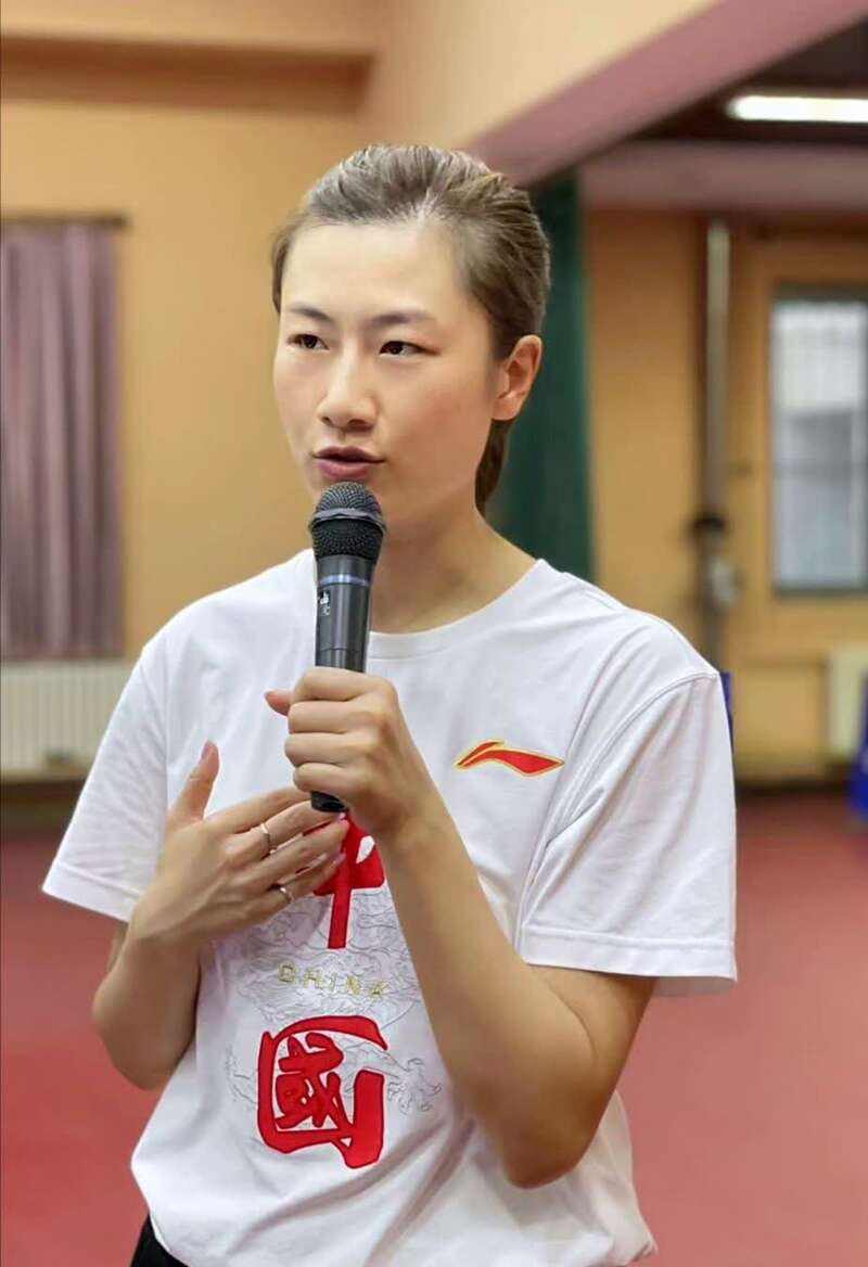 薪水|丁宁读研第二学期当老师！独立开班教课，被学生追星差点上课迟到