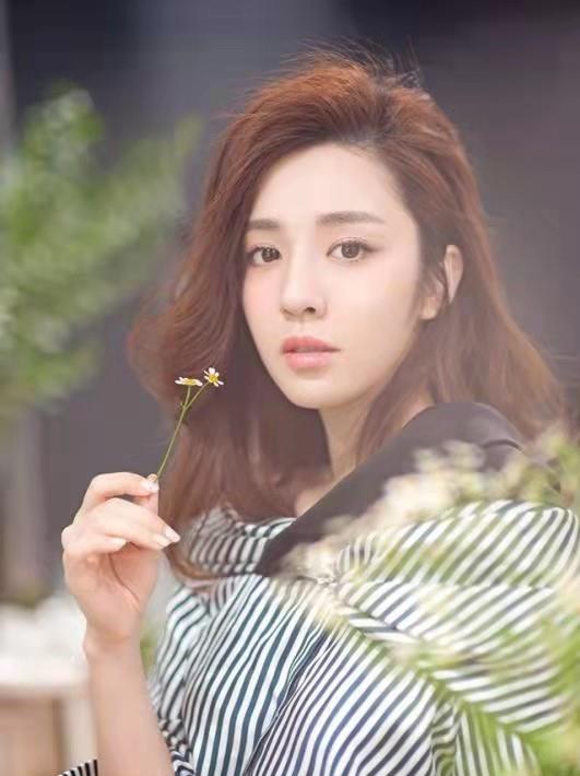 带你看看王晓晨住的豪宅,卧室大床堆满衣服,平时几乎很少收拾