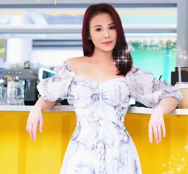 |香港知名女星风韵犹存！商演穿低胸裙遭咸猪手，悔婚后至今还单身