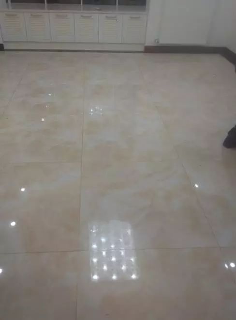 过来人告诉你,装修万万别贴无缝瓷砖了,都是血和泪的教训