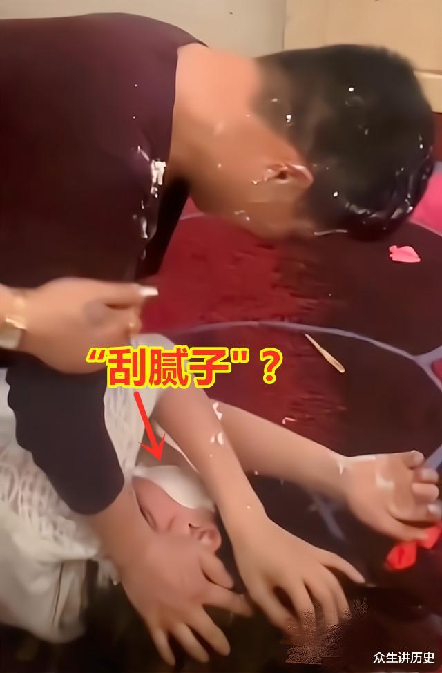 同学会,男子将女子压地上抹奶油