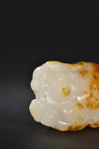 和田玉籽料|和田玉籽料原石雕瑞兽献宝摆件