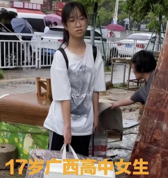 求职|17岁女学生独自外出打暑期工，找工作屡屡碰壁，脸上神情令人惋惜