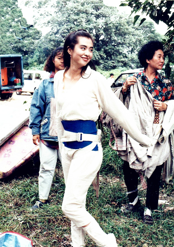 王祖贤|54岁王祖贤罕见曝光，身着海青服手握佛珠，身材略胖颜值不减