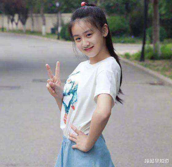 黄忆慈|黄多多被指太性感，才16岁就这样穿会不会有点早？黄小厨怎么看