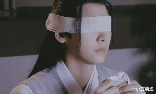 李易峰|李易峰《镜双城》扮相太苏了！蒙眼白衣花美男，这个苏摹谁不爱？