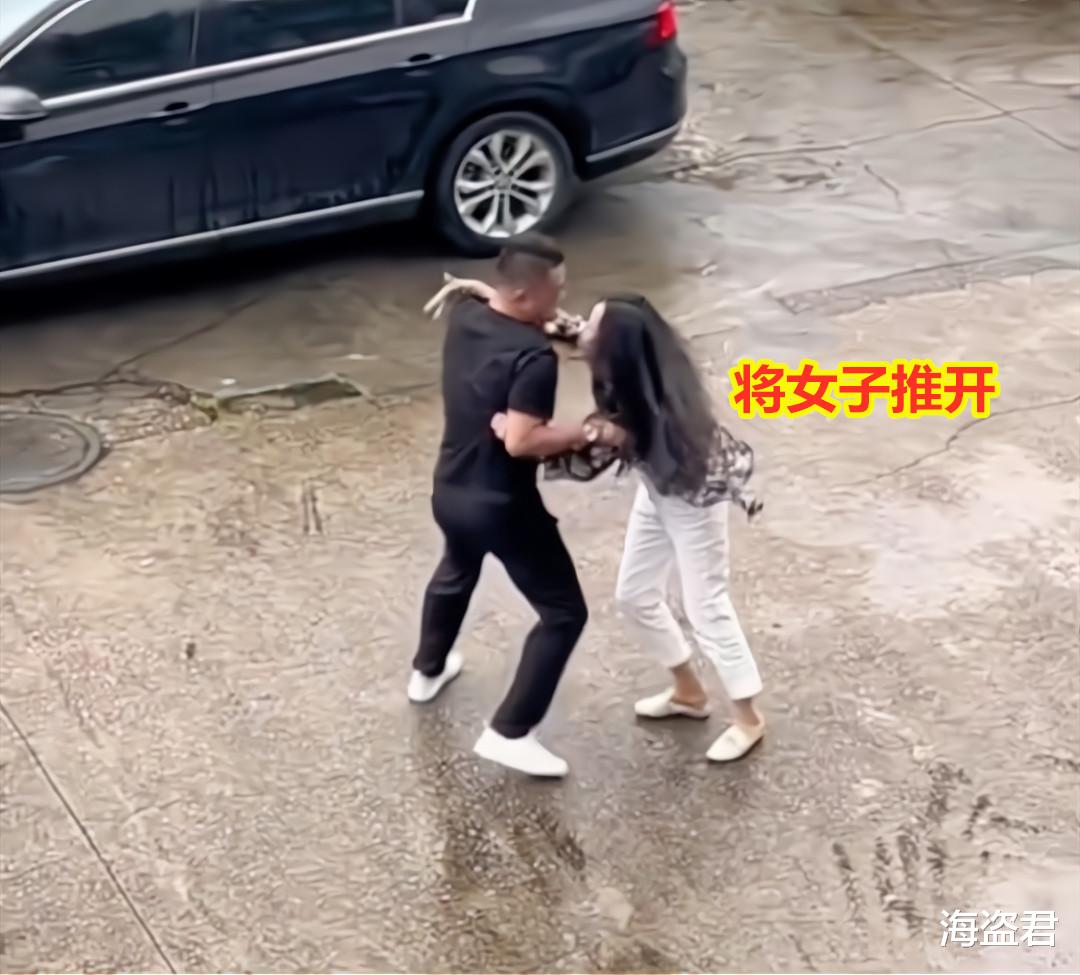 女子雨中拼命挽留,男友将她推倒头也不回:她拿他的钱养别的男人