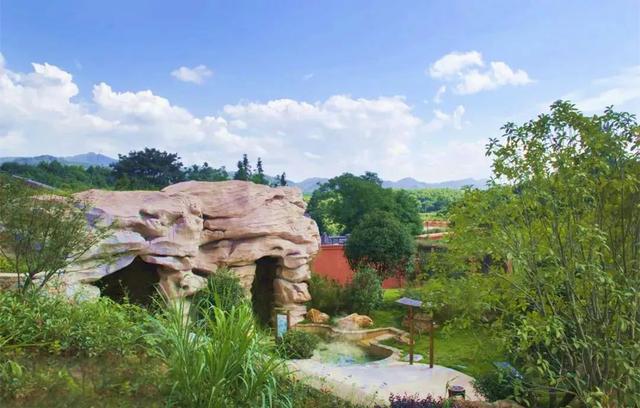 春泉庄浪口温泉 还有纵横交错架起的大桥 都在以无处不在的水色 深情