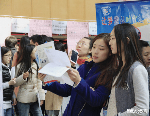 泰州|985毕业生月薪4000引争议，不料入职后又降30%，关键还有看笑话的