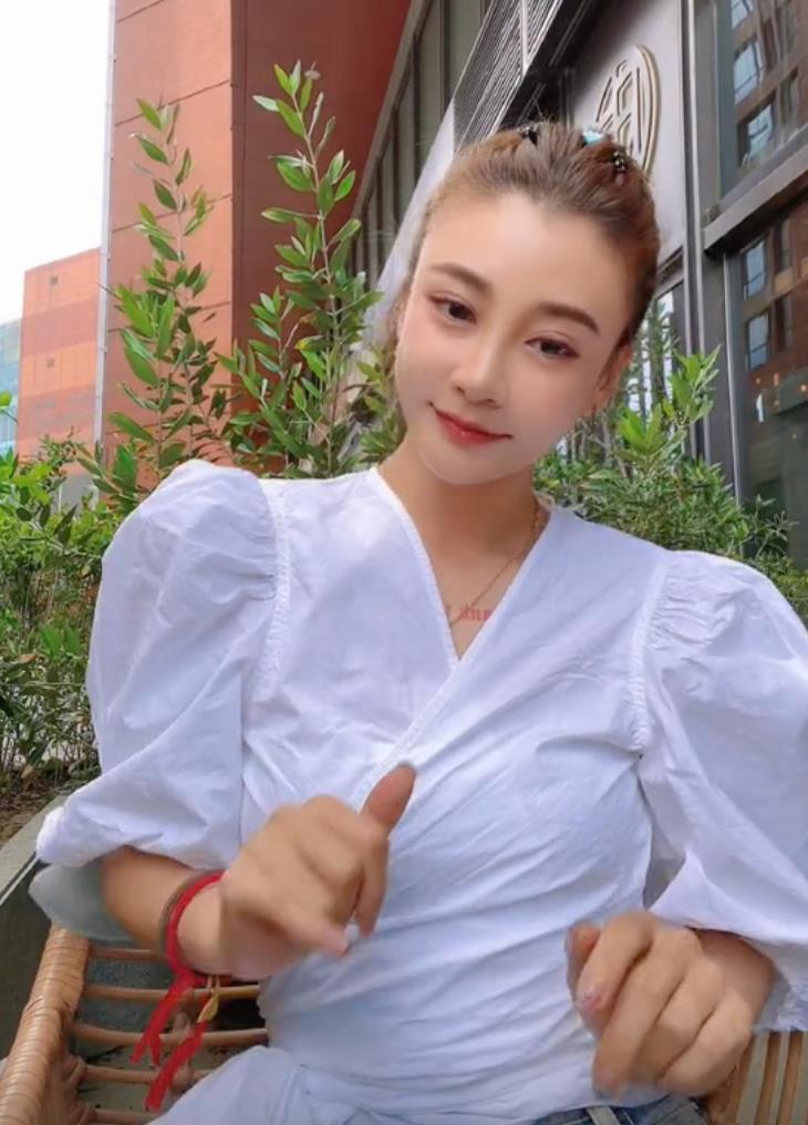 曹云金|曹云金前妻直播秀身材！穿吊带后背全是火罐印，红肿一片湿气重