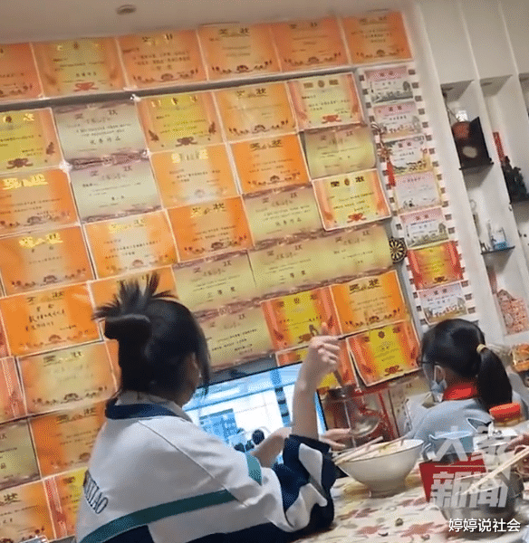 陕西一女孩的奖状贴满墙,家人习以为常,网友酸了:最壕的背景墙