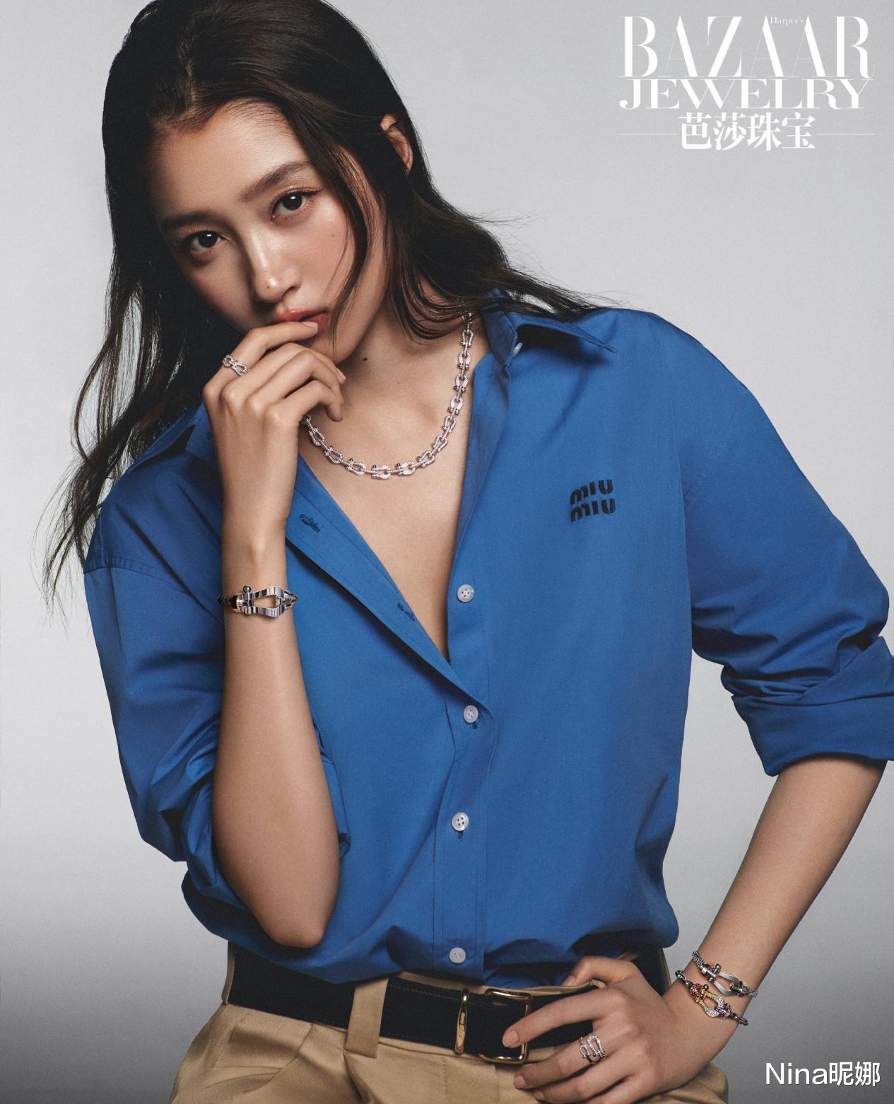 关晓彤|25岁关晓彤野心不小！拍杂志穿西装敞开衣摆秀身材，形象突破大变样