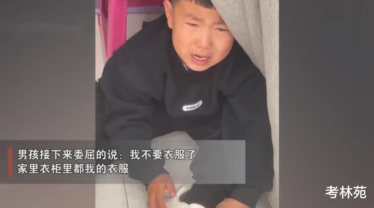 沧州一女子经常给儿子买衣服，男孩愁得崩溃坐地痛哭：非得浪费钱