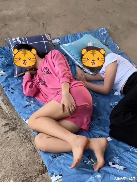 求职|两名女子蜗居桥底打地铺，找不到工作无处容身，半个月没换衣服