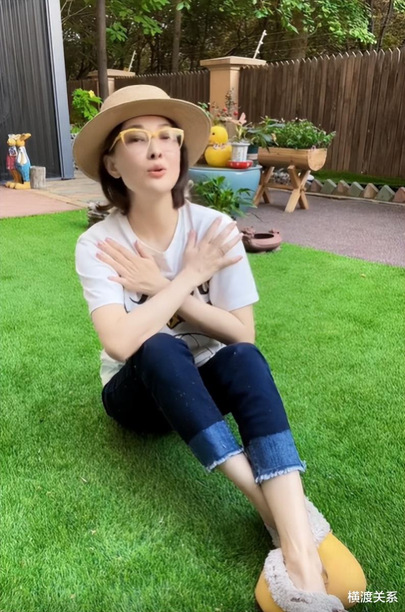 牛莉|49岁牛莉素颜小区内散步！双手插兜裙带露出，小区环境高档似公园