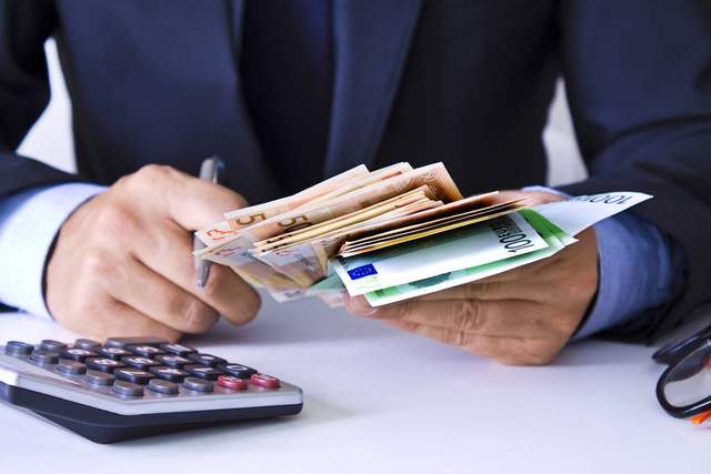 秘书|车间小姑娘靠着拍领导马屁平步青云不断升职，难道职场就是这样？