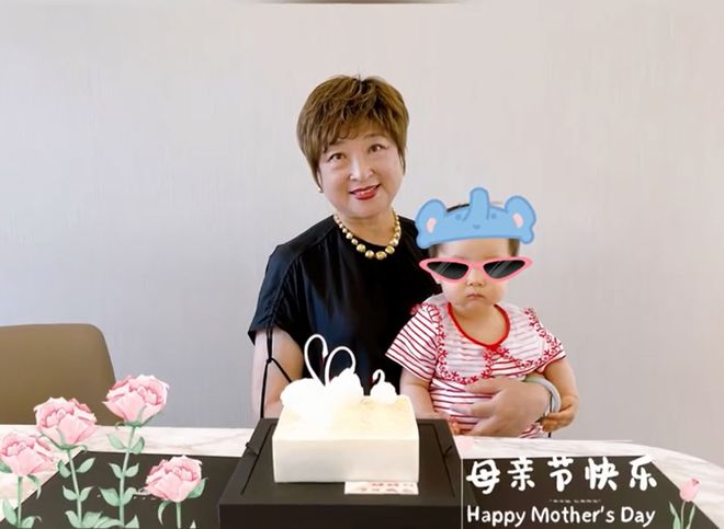 张常宁|惠若琪妈妈怀抱外孙女，三代人齐聚！张常宁携爸妈比心，哥哥缺席