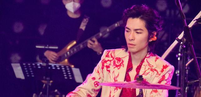 萧敬腾|萧敬腾新年发文认错:请原谅我的不完美