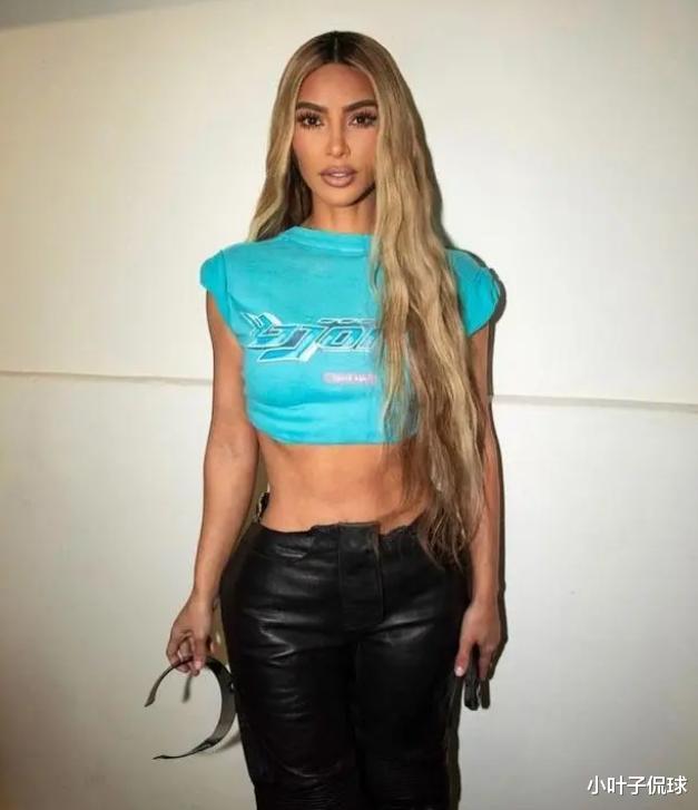 金·卡戴珊|42岁金卡戴珊只缠一条黑胶带逛街，无赘肉身姿惹眼，“近乎赤身”