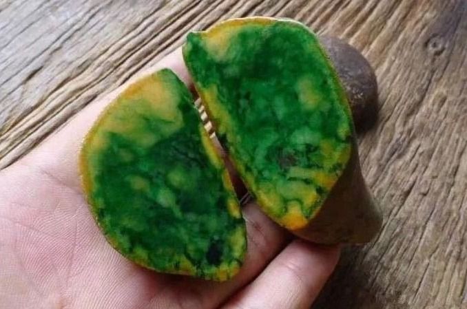 翡翠|小伙初玩翡翠赌石，一刀就切出黄夹绿翡翠，令大伙羡慕不已！