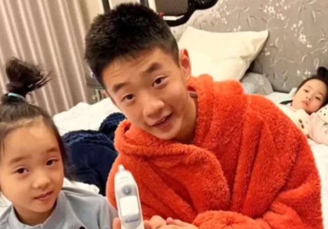 杨威13岁儿子到青春期!凌晨4点还玩手机,被爸妈罚跑12公里