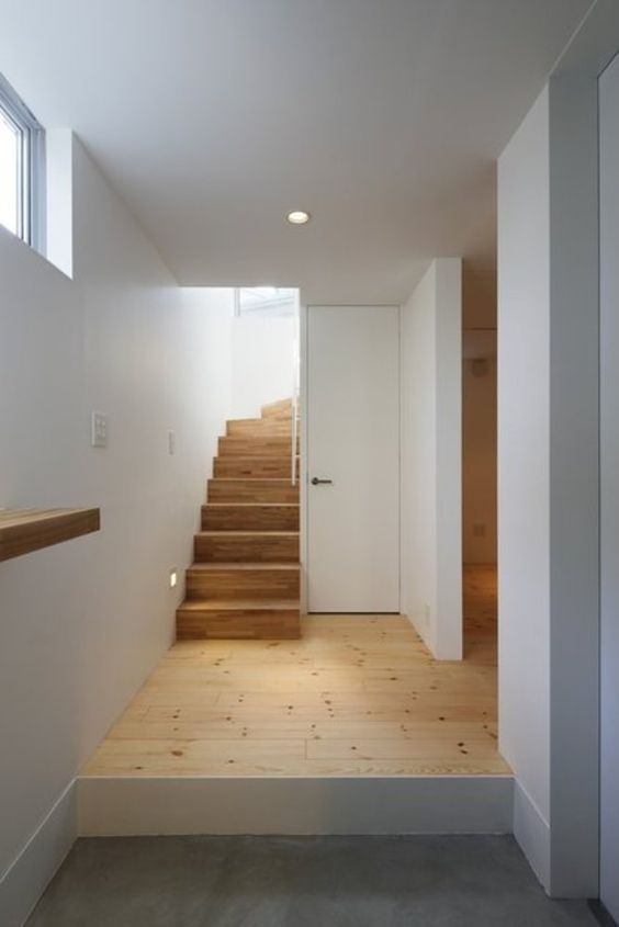 谁想到楼梯下还能这么改?玻璃封成个“室内阳光房”,多出5㎡收纳!