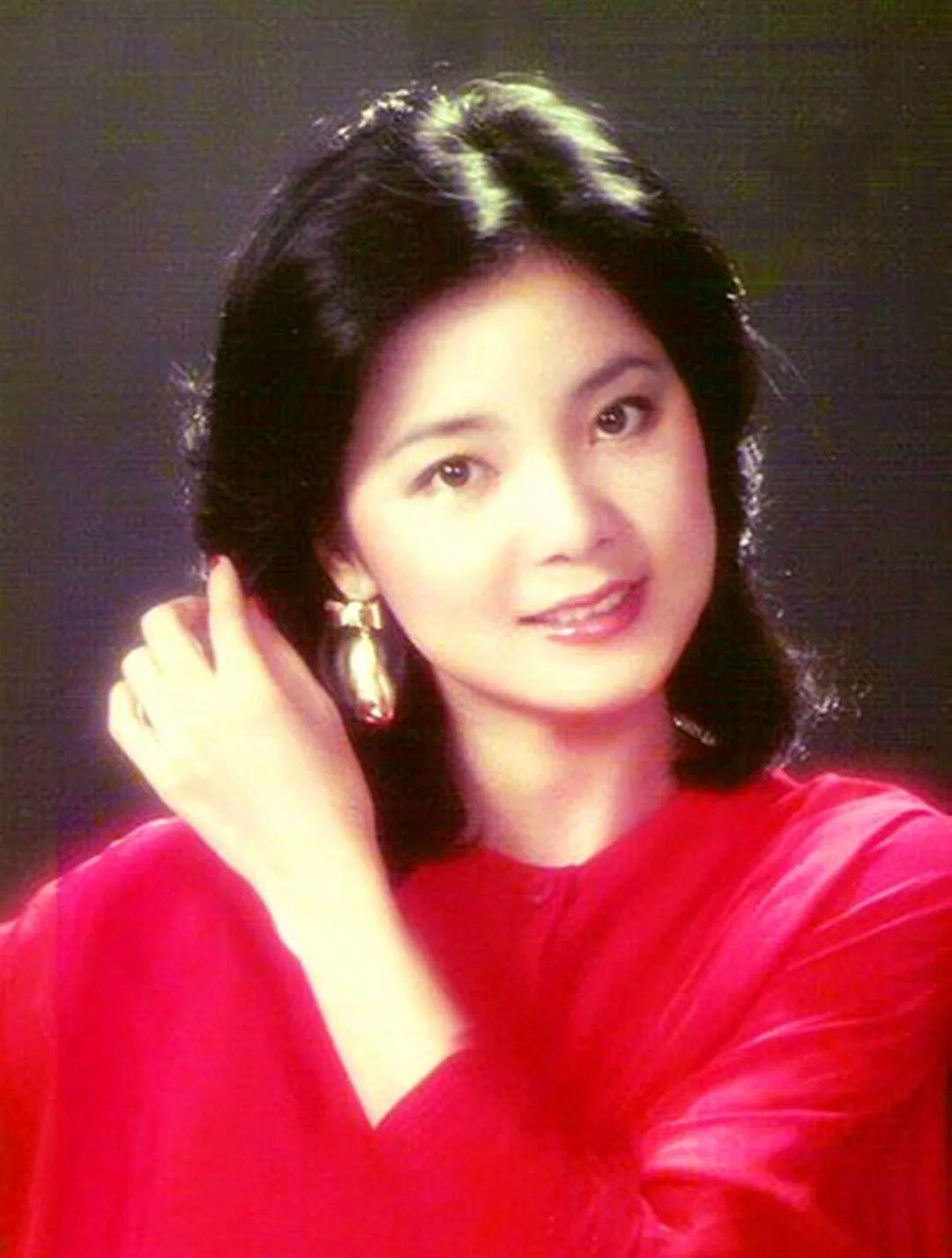 邓丽君|邓丽君：温柔淑女形象崩塌，经历5段感情，却不能为爱人披上婚纱