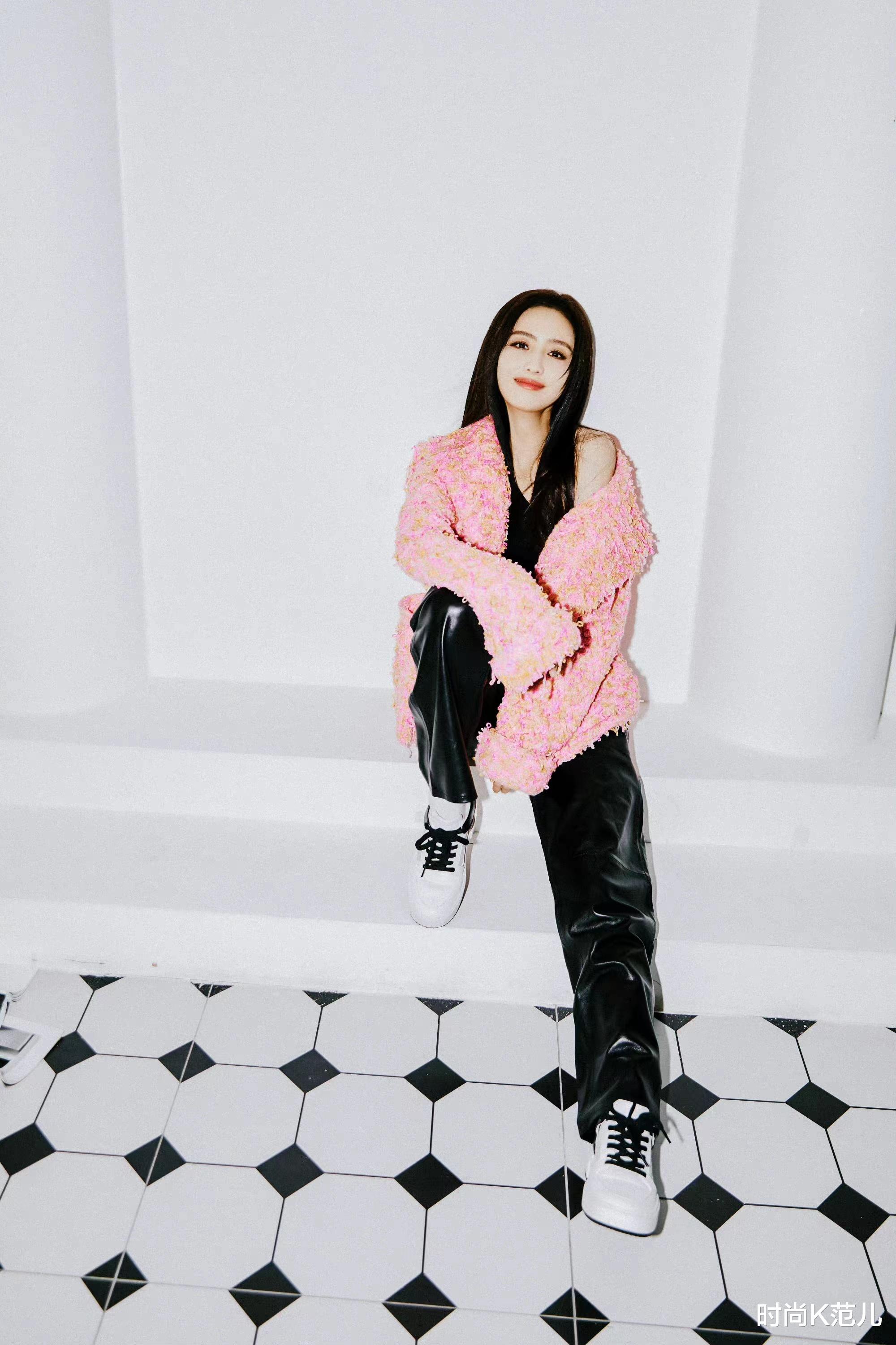 佟丽娅|佟丽娅穿粉色毛绒外套,搭配黑色皮裤,又酷又甜气质真好!