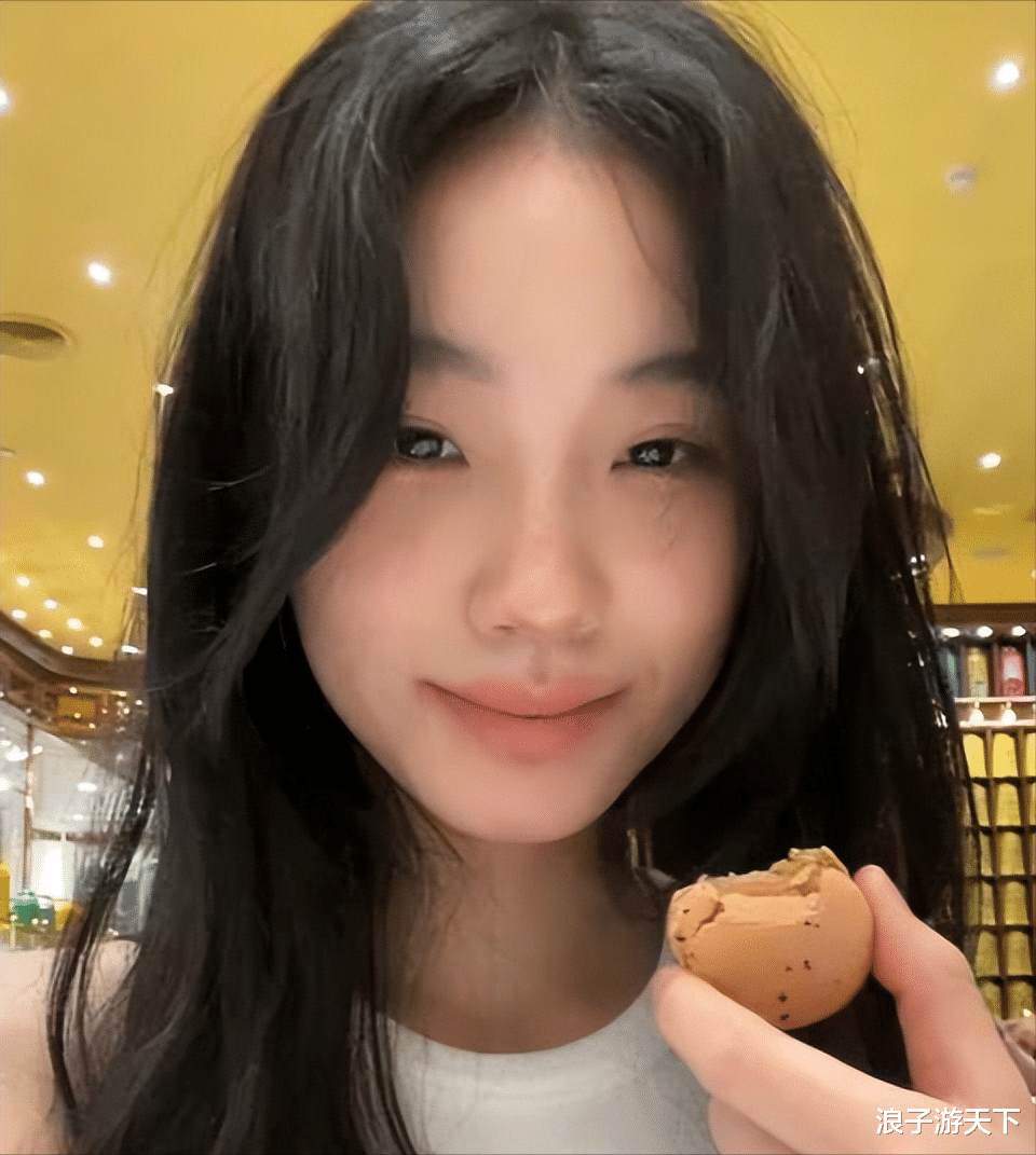 鸡蛋 小S二女儿晒美照，俏皮wink“星”味十足，网友纷纷感叹也太好看了吧