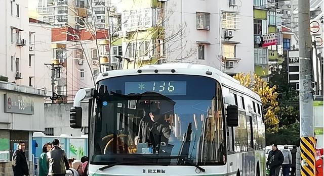 小伙不让座被扇4巴掌,不料大爷气急猝死,家属索赔结局大快人心