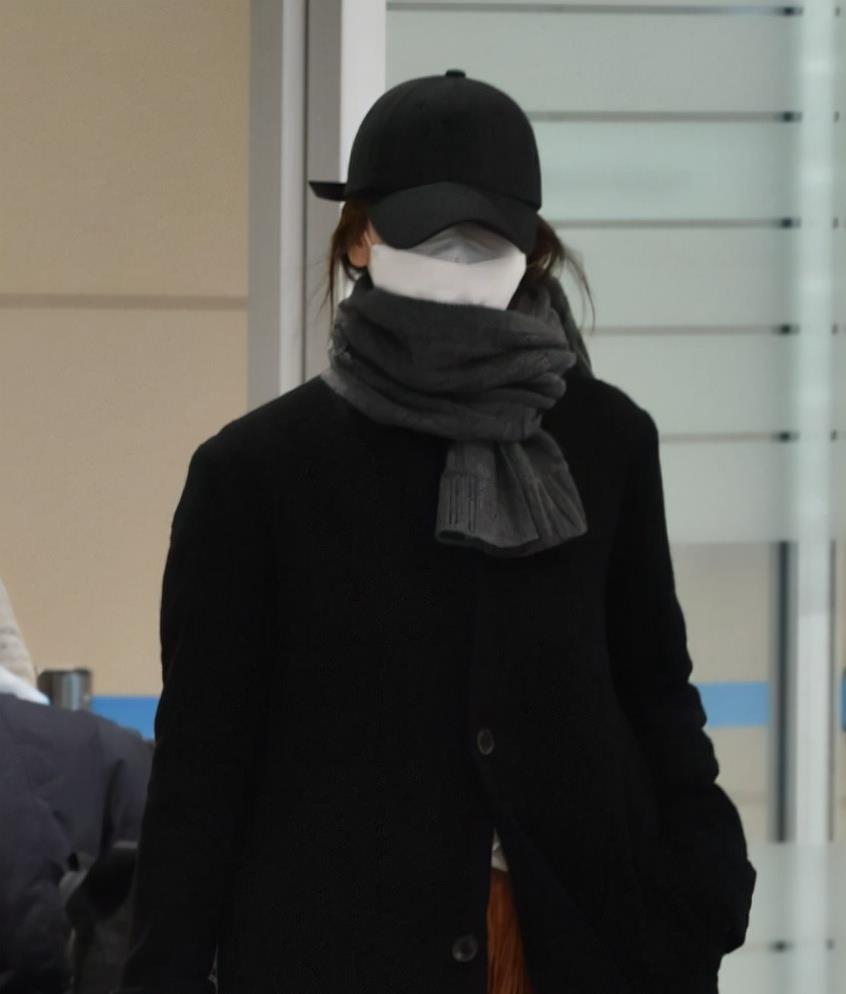 宋慧乔|宋慧乔复出拍戏照曝光，身材暴瘦靠穿阔腿裤遮，神情冷漠不见笑容