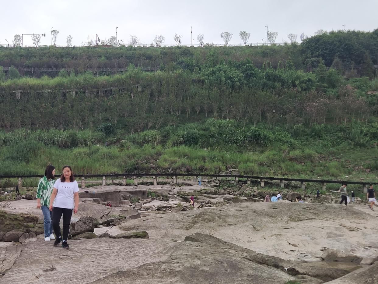 重庆|渝北嘉陵江畔乱石滩,怪石嶙峋凸凹不平,游客扎堆好闹热