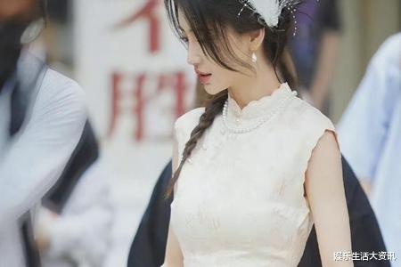 当红女星|baby穿旗袍出门被围观 因太瘦被吐槽“纸片人”