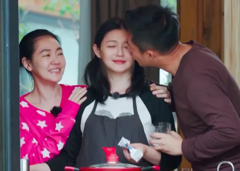 小S|小S具俊晔参加活动，两人搭肩搂腰不避讳，过分亲密被指不合适