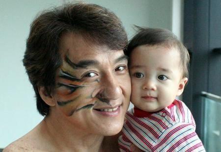 成龙|能让成龙大喊辛苦的“最佳宝宝”,马修怎么样了?不当明星不进圈