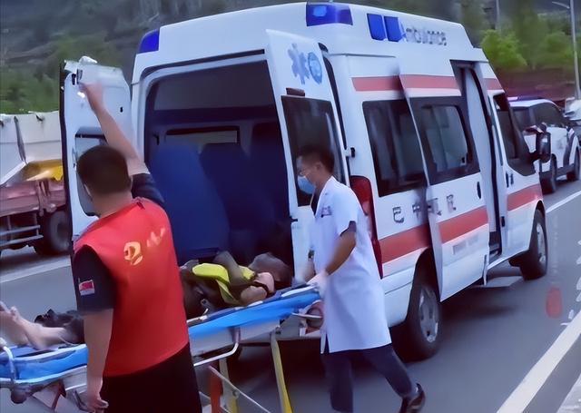 医生|男子站在桥上钓鱼，猛甩鱼竿后惨叫倒地，医生：烧伤严重，很危险