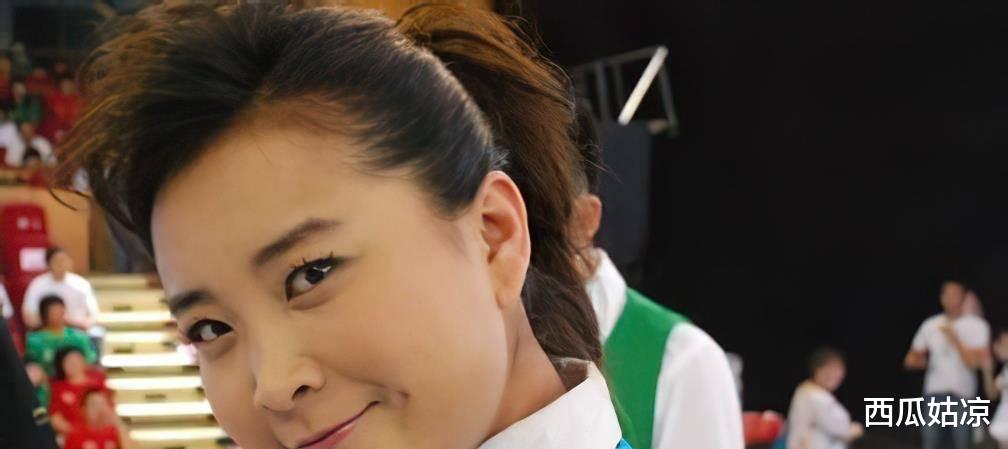 冯巩|她在春晚上跷二郎腿走红，堪称最美喜剧演员，深受冯巩喜爱